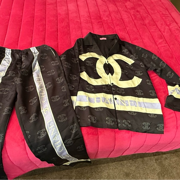 Pijamas - Picture 1 of 3